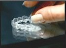 una mascherina Invisalign