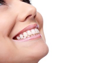 sorriso con denti allineati con allineatori Invisalign